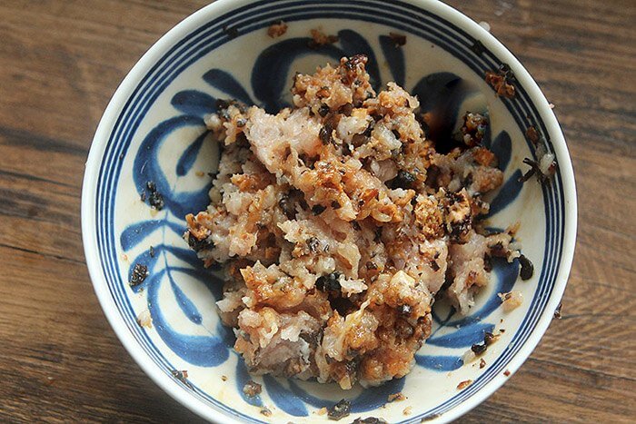 Cách làm đậu bắp nhồi thịt: Trộn đều thịt với nấm hương, mộc nhĩ và gia vị