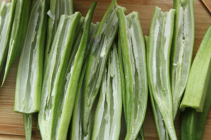 Đậu bắp rửa sạch, bổ đôi, tách ruột