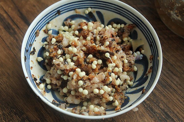 Trộn hạt đậu bắp cùng thịt