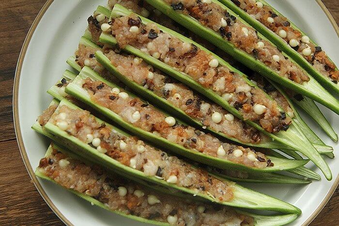 Nhồi thịt vào đậu bắp rồi đem hấp