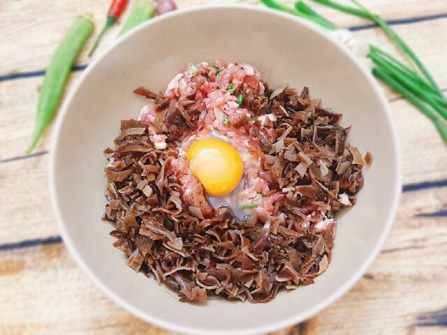 Ướp thịt với mộc nhĩ, hành lá, trứng... 