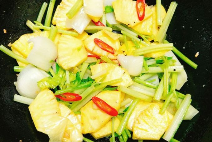 Cho dứa, cần tây, hành tây... vào xào cùng