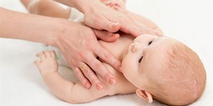 Cách mát-xa cho trẻ sơ sinh giúp bé ngủ ngon, tiêu hóa tốt