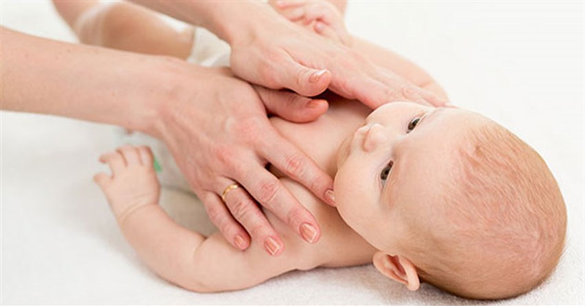 Cách mát-xa cho trẻ sơ sinh giúp bé ngủ ngon, tiêu hóa tốt