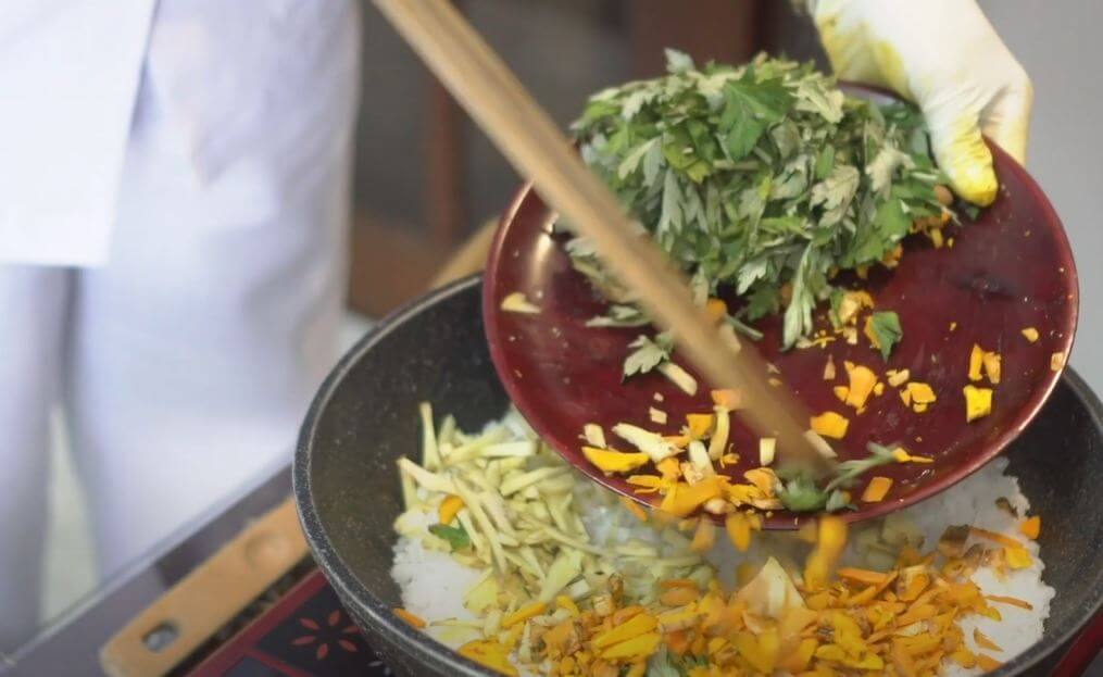 Cách làm muối chườm bụng sau sinh