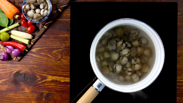 Cách làm gỏi sò huyết kiểu Thái: Chần sơ sò Cách làm gỏi sò huyết kiểu Thái: Chần sơ sò