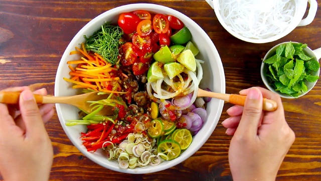 Trộn đều tất cả nguyên liệu với sò huyết Trộn đều tất cả nguyên liệu với sò huyết