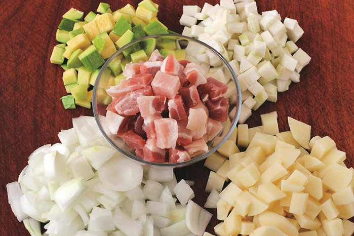 Sơ chế nguyên liệu làm mì tương đen Hàn Quốc