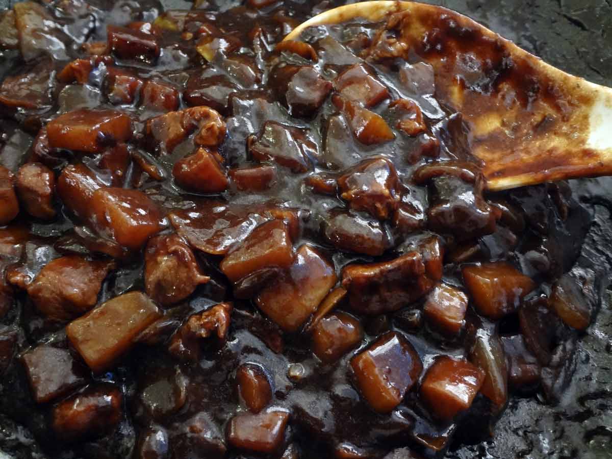 Nấu nước sốt mì tương đen