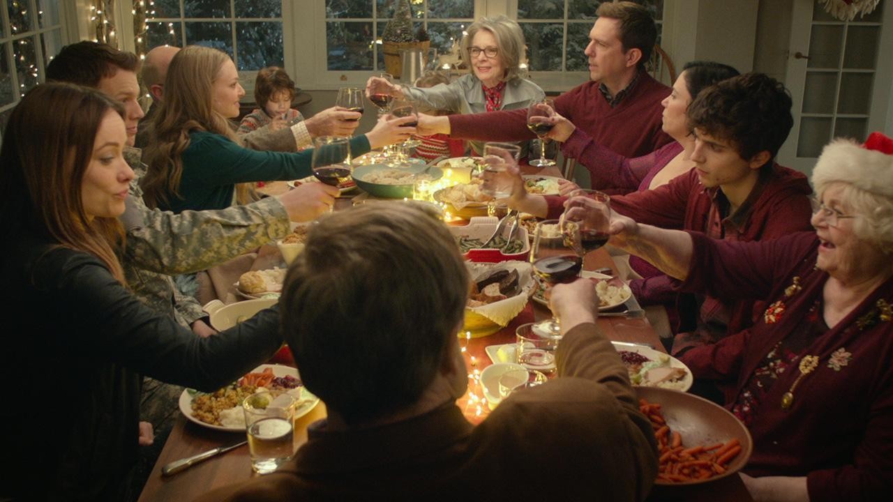 Love The Coopers là cái nhìn hiện thực hơn về Noel của các gia đình Mỹ hiện đại