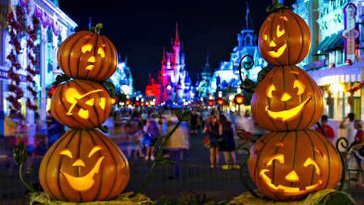 Tỉa bí ngô Halloween trang trí ngoài trời