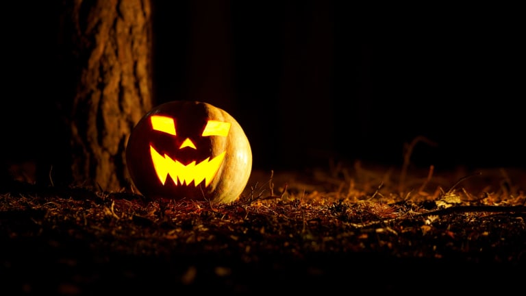 Bí ngô Halloween được trang trí trong nhà, ngoài vường để xua đuổi tà ma, cầu may mắn
