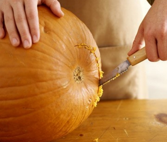 Khoét đáy quả bí ngô