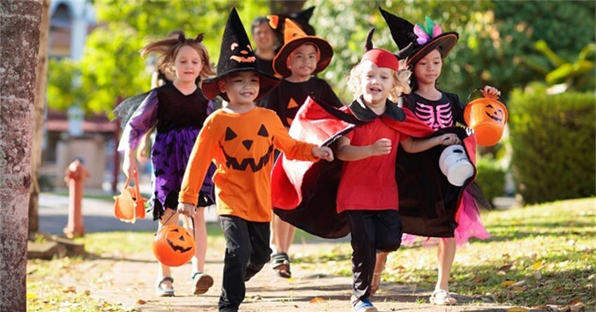 "Cho kẹo hay bị ghẹo" tiếng Anh là gì? Nguồn gốc tục xin kẹo Halloween
