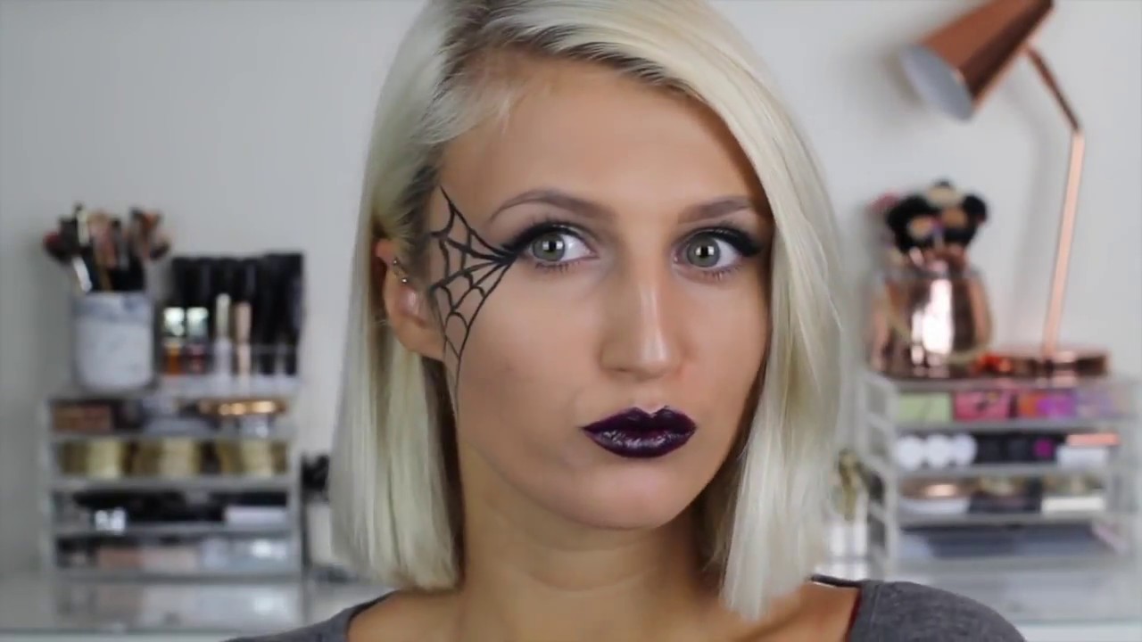 Trang điểm zombie kinh dị cho buổi lễ Halloween.