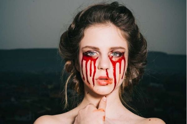 Hướng dẫn trang điểm Halloween đơn giản