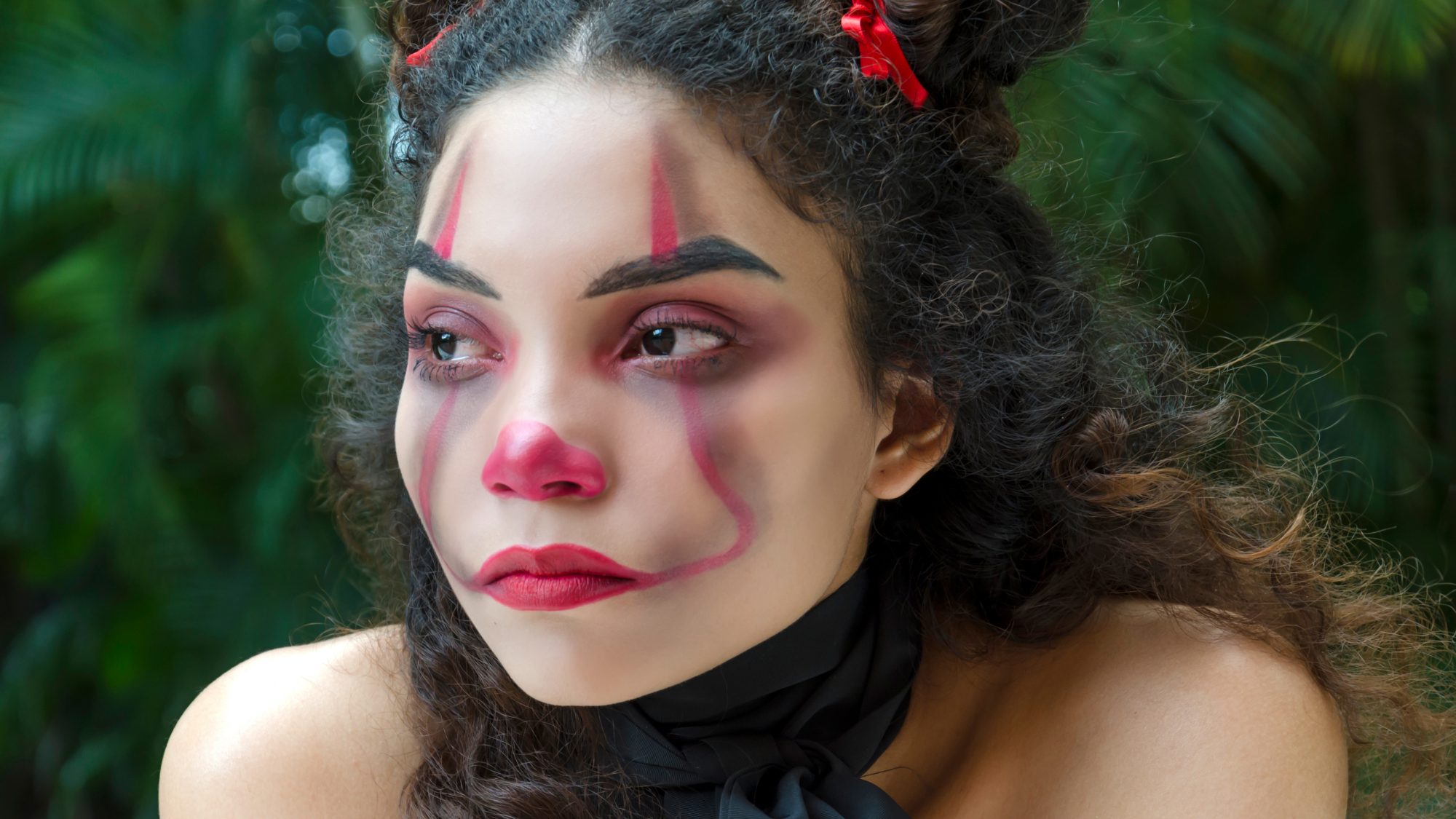 Cách trang điểm Halloween đơn giản cho bạn nữ hóa trang thành Pennywise.