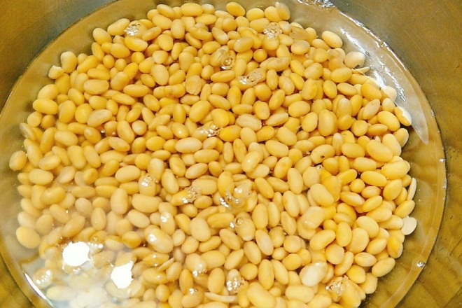 Ngâm nở đậu nành làm beancurd