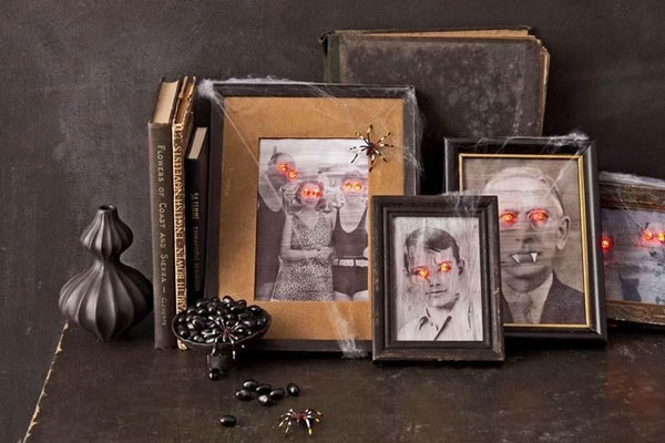 Trang trí Halloween kinh dị bằng khung ảnh