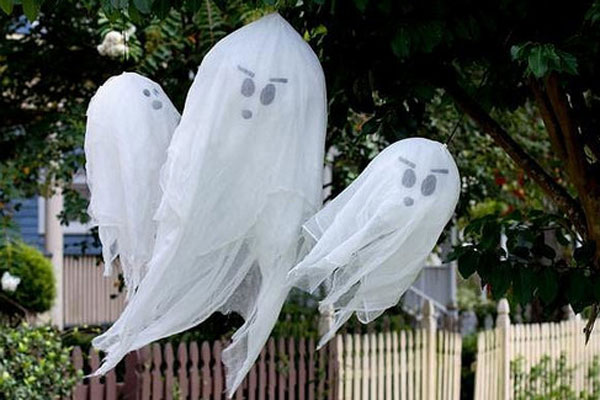 Trang trí Halloween bằng bong bóng ma
