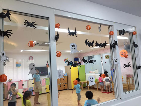 Trang trí Halloween trên cửa kính