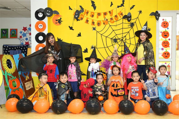 Trang trí Halloween cho lớp học