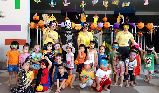 Trang trí Halloween cho lớp học
