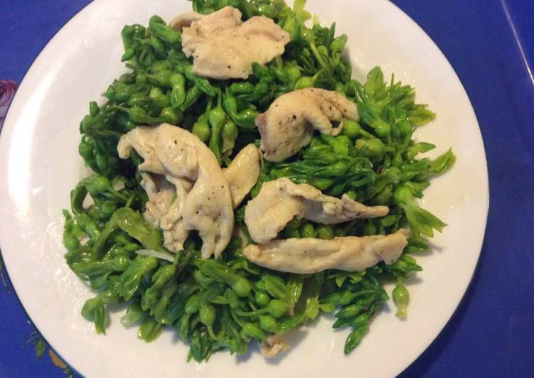 Ức gà xào hoa thiên lý