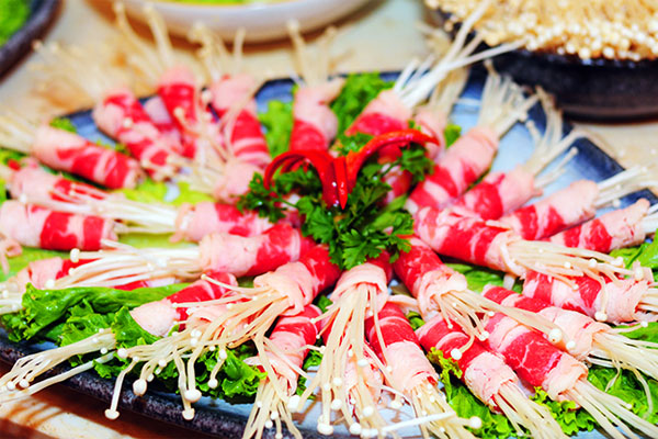 Thịt bò cuốn nấm kim châm nướng Thịt bò cuốn nấm kim châm nướng
