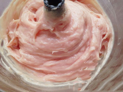 Thành phẩm là giò sống trắng, thơm, dai