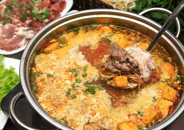 Món lẩu riêu cua sườn sụn ăn với thịt bắp bò