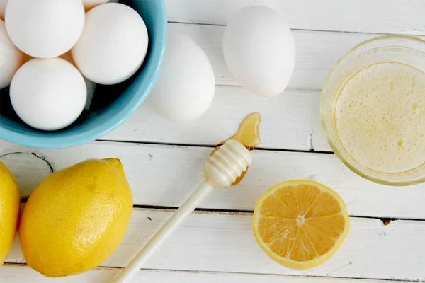 Mặt nạ làm mịn da và se lỗ chân lông từ lòng trắng trứng gà, chanh, mật ong