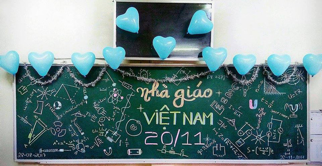 Mẫu trang trí bảng lớp 20/11 với bóng bay và phấn