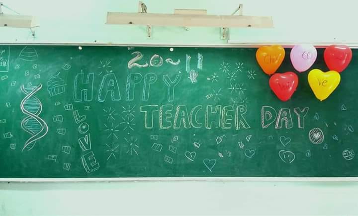 Những trái bóng bay nhiều màu sắc rực rỡ sẽ là điểm nhấn bên cạnh những hình vẽ, hoạ tiết trang trí trên bảng