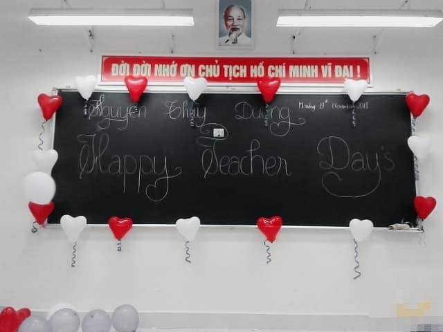 Chúc mừng ngày Nhà giáo Việt Nam với chiếc bảng được trang trí đơn giản bằng bóng bay tông đỏ và trắng