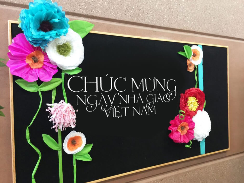Trang trí bảng lớp 20/11 bằng hoa giấy thủ công cực kỳ đẹp và tinh tế