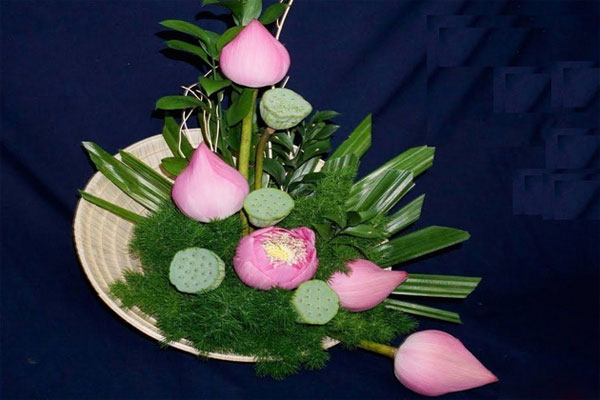 Cắm hoa tri ân thầy cô