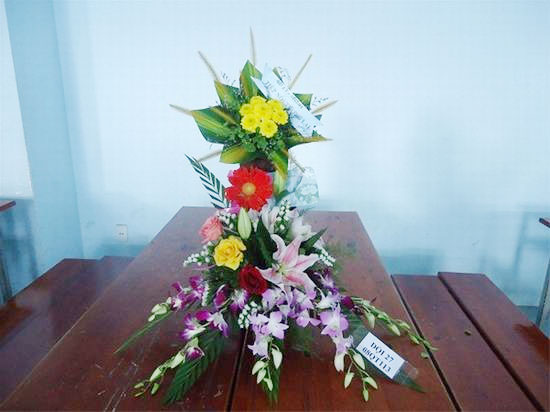 Cắm hoa tri ân thầy cô