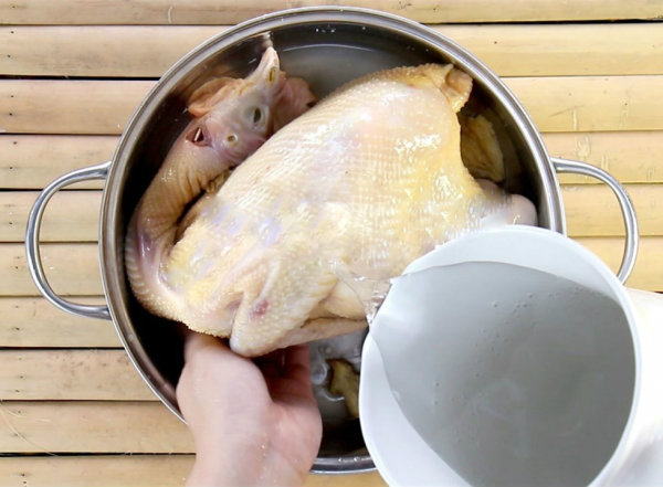 Cách luộc gà không bị nứt Cách luộc gà không bị nứt