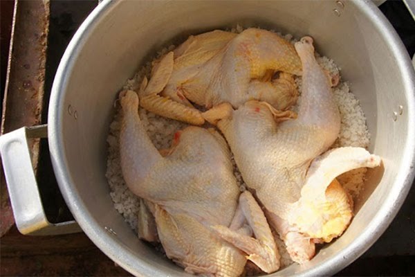 Cách luộc gà không cần nước bằng muối