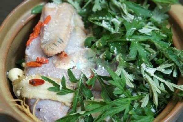 Cách luộc gà không cần nước bằng ngải cứu