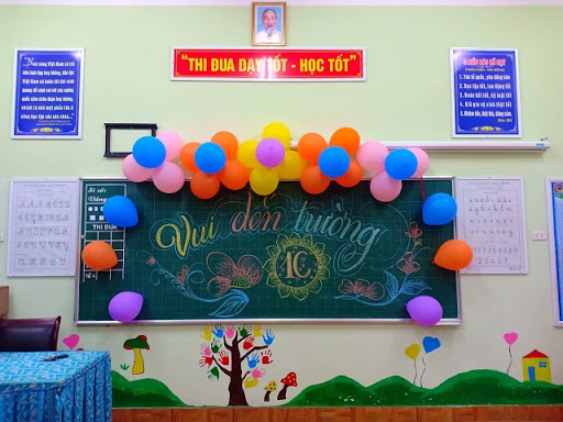 Sử dụng bóng bay nhiều màu sắc để trang trí bảng lớp