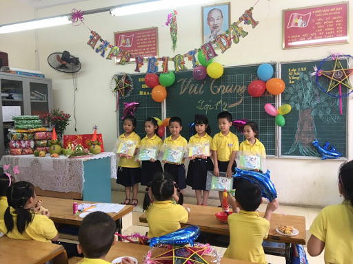 Trang trí bảng lớp, phông máy chiếu bằng bóng bay dạng chữ