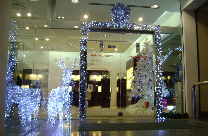 Trang trí cửa kính Noel bằng đèn phát sáng Trang trí cửa kính Noel bằng đèn phát sáng