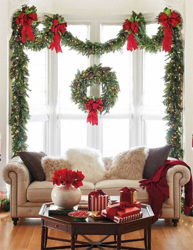Trang trí cửa kính Noel bằng dây kim tuyến Trang trí cửa kính Noel bằng dây kim tuyến