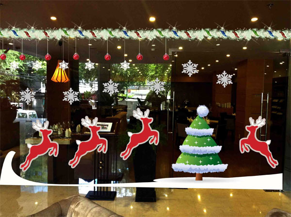 Trang trí Noel trên cửa kính bằng decal Trang trí Noel trên cửa kính bằng decal