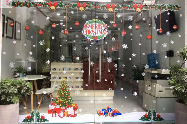 Trang trí Noel trên cửa kính bằng decal Trang trí Noel trên cửa kính bằng decal