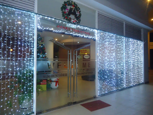 Trang trí cửa kính Noel bằng đèn phát sáng Trang trí cửa kính Noel bằng đèn phát sáng