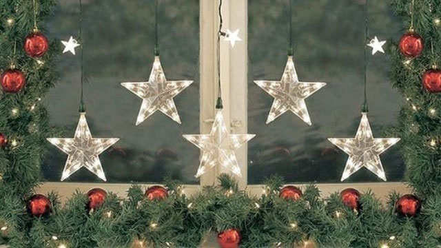 Trang trí cửa kính Noel bằng đèn phát sáng Trang trí cửa kính Noel bằng đèn phát sáng