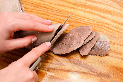 Sơ chế nguyên liệu làm món giò thủ bò